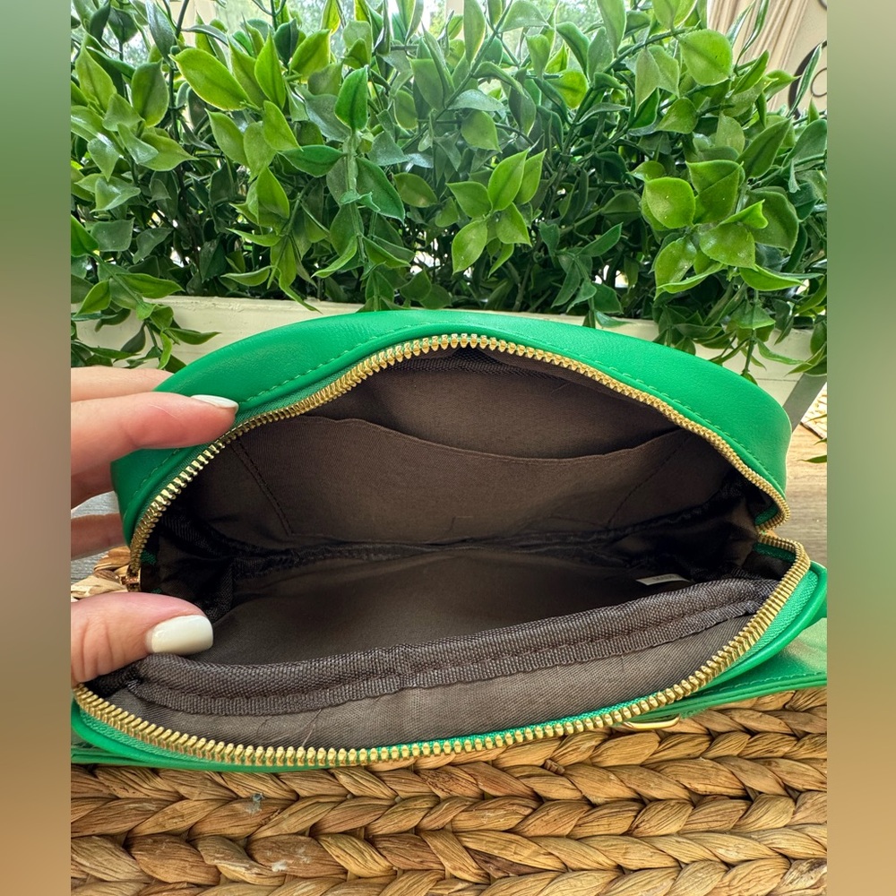 NWT Green Quilted Belt Bag with Gold Accents - Picture 3 of 4
